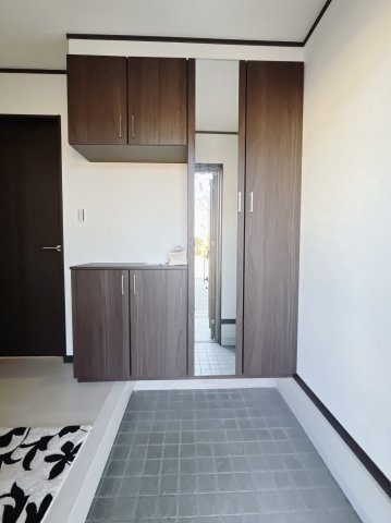 【中古戸建】太田市下小林町の玄関|■玄関｜収納豊富な玄関♪全身ミラー付き収納もあり、お出かけ前の身だしなみチェックもバッチリです！