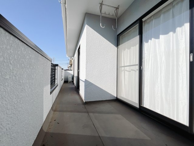 【中古戸建】太田市下小林町のバルコニー|■バルコニー｜空が見える広々としたバルコニー♪家族で星空観賞ができて夜が楽しみになりますね☆