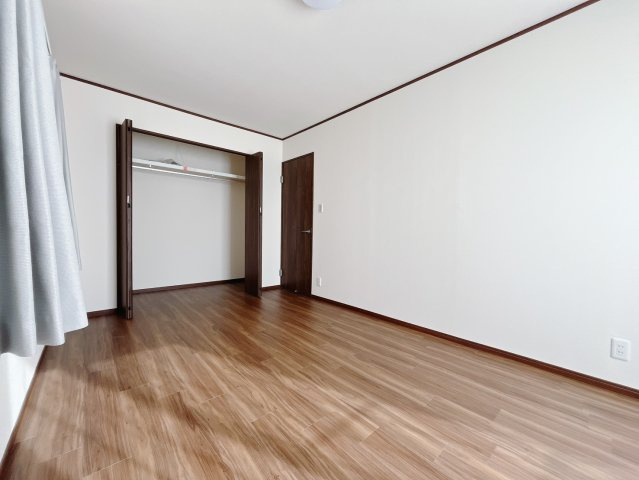 【中古戸建】太田市下小林町の洋室|■2階洋室｜ナチュラルカラーの床です。模様替えなどとても楽しく工夫できます♪陽当たり、風通しもとても良いので毎日快適な生活スタートです！子供部屋にも良いですね♪