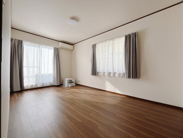 【中古戸建】太田市下小林町の洋室|■2階洋室｜2階洋室には大きな窓をご用意しています。日中はあたたかな日差し差し込み自分時間も充実できますね＾＾