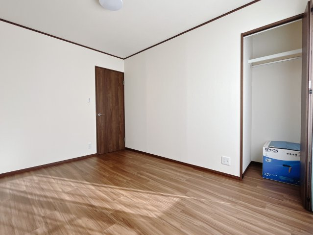 【中古戸建】太田市下小林町の洋室|■2階洋室｜お子様の一人部屋にピッタリな洋室。木のぬくもりを感じるフローリングは、天然木の味わいが時とともに深みを増していきます。また、傷にも強く、フリーワックスでお手入れもラクラクです♪