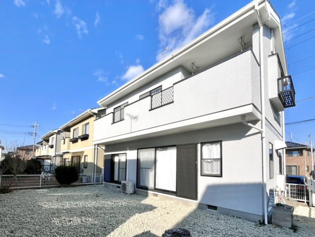 【中古戸建】太田市下小林町の外観|■外観｜白ベースの外観は清潔感あふれる明るい印象的で、周囲の景観にも自然と調和しながらやわらかく上品な雰囲気を演出させてくれます♪