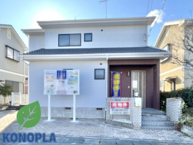 【中古戸建】太田市下小林町の外観|■外観｜青空に映える白を基調としたシンプルなデザイン。ホワイトベースの外壁にブラックのサッシでアクセントをきかせたオシャレな外観♪