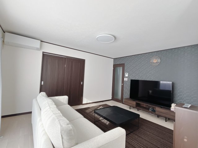【中古戸建】太田市下小林町の居間・リビング|■リビング｜落ち着きのある表情を見せるリビングダイニング。太陽の光がたっぷり差し込むリビングは、自然とご家族が集まる居心地の良い空間です。