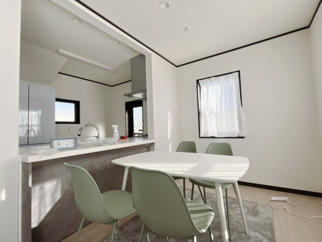 【中古戸建】太田市下小林町のダイニング|■ダイニング｜忙しい朝でもご家族そろってお食事を楽しんでいただける、ゆとりあるダイニングスペース。