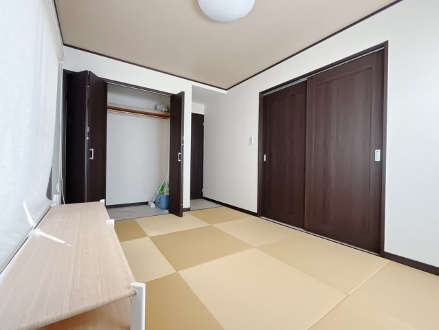 【中古戸建】太田市下小林町の和室|■1階和室｜和室でしか味わえない畳ならではの香りや素材で和のやすらぎを感じてください♪休日はお子様とお昼寝するのにも最適です！