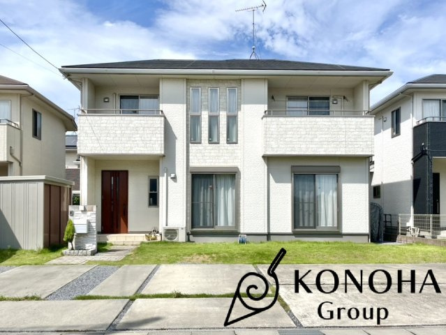 【中古戸建】太田市牛沢町の外観|■外観｜広々とした駐車スペースで楽々駐車可能！お買い物後もスムーズにお荷物を運べます♪