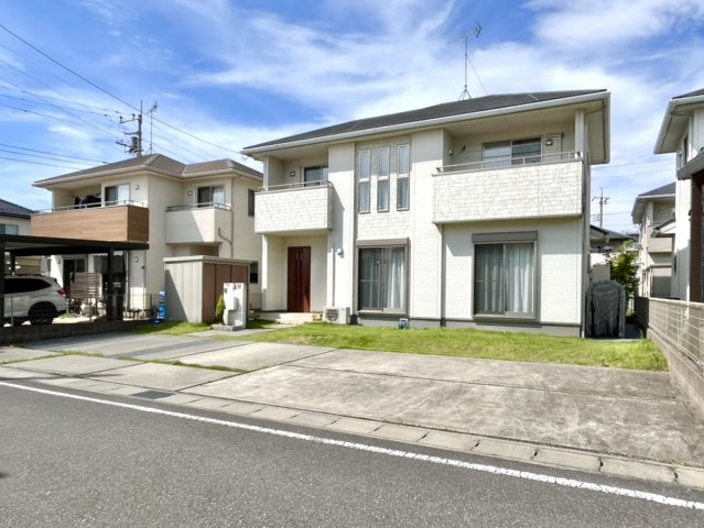 【中古戸建】太田市牛沢町の外観|■外観｜外構や植栽の計画次第で、リゾートのような非日常間のある空間づくりも可能です♪