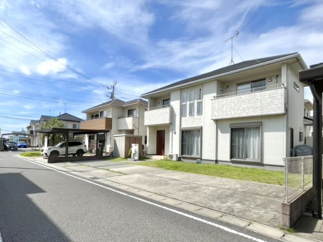 【中古戸建】太田市牛沢町の外観|■外観｜周囲の見渡しが良く、車の出入りの際も安全確認がしやすいため、小さなお子様がいるご家庭でも安心です♪