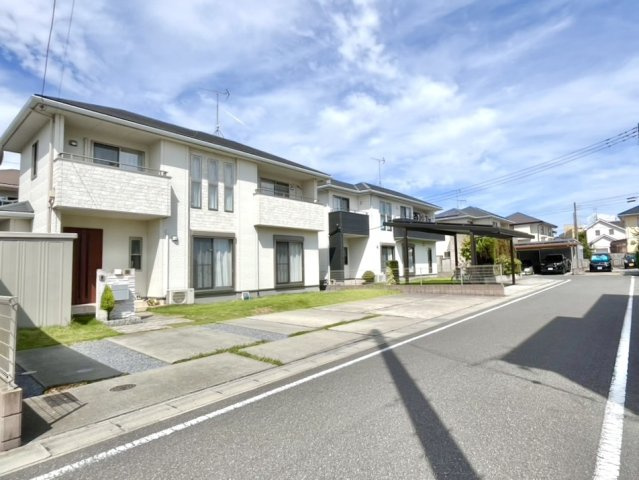 【中古戸建】太田市牛沢町の外観|■外観｜道路幅にゆとりがあることで駐車もしやすく、来客時や複数台利用の際にもストレスを感じにくいのが魅力の一つです♪