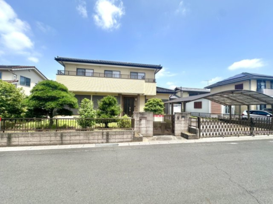 【中古戸建】太田市城西町の外観|■外観｜住宅街の中でも圧迫感が少なく、のびのびとした暮らしが叶う立地となっています。