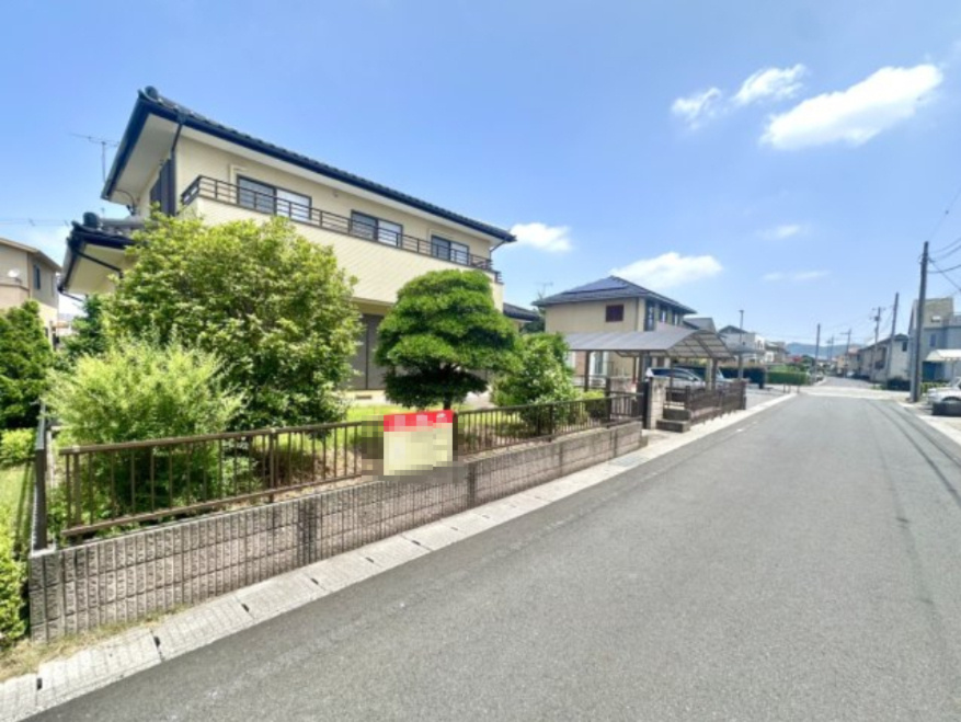 【中古戸建】太田市城西町の外観|■外観｜前面道路が広く見渡しが良いため、車の出入りやすれ違いもスムーズで日々の運転も安心して行えます♪