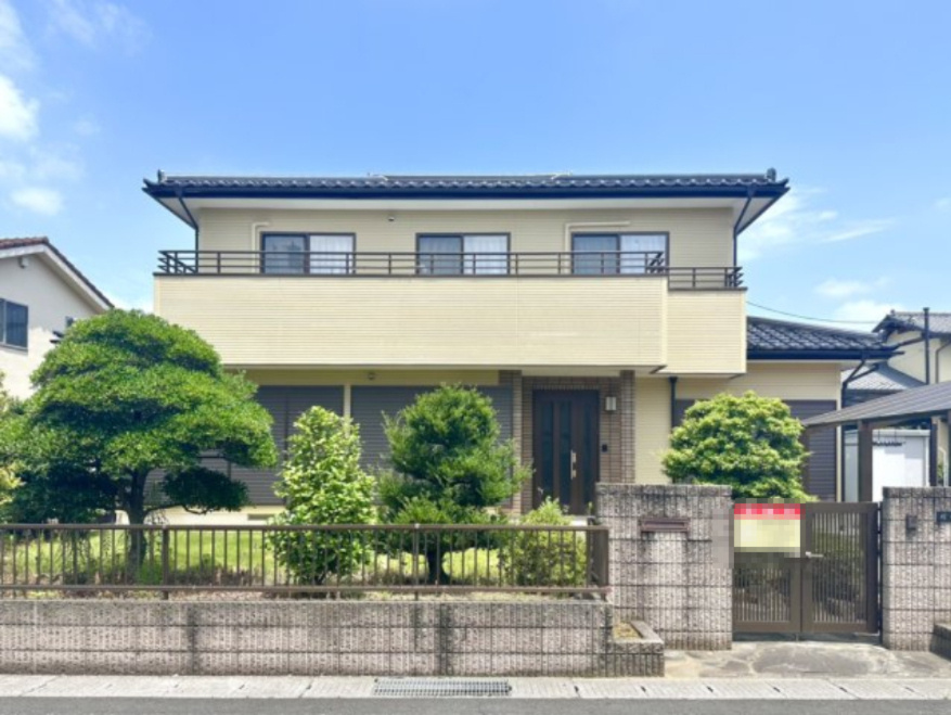 【中古戸建】太田市城西町の外観|■外観｜シンプルでいつまでも飽きのこないデザインが特徴の「ナチュラル」スタイル。時を経ても周囲の環境に調和し、どんなご家族にも“フィット”するデザインです。