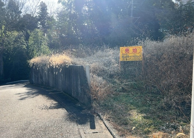 【外観】 | 土地購入を検討されている場合、境界杭がない状態で購入してしまうと境界確定測量をする必要があり、費用がかかります。購入の前に、売主、隣土地所有者立ち合いのもと境界を確定し境界杭を設置するのがベストです。