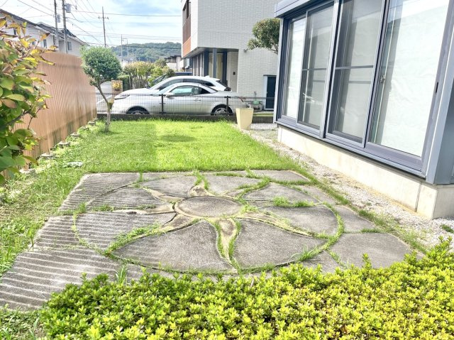 【中古戸建】太田市東長岡町の庭|■庭｜家族のイベントにも大活躍の念願のお庭付き！！管理の楽なちょうどよいサイズ感、LDKからお庭で遊ぶお子様の様子が確認できる安心の間取り設計です♪