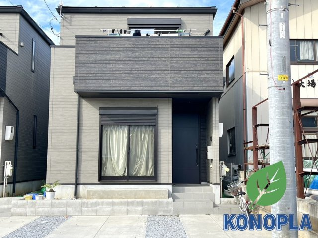 【中古戸建】太田市西本町の外観|■外観｜黒の外壁と木目調の外壁がスタイリッシュで、全体的にクールで引き締まった印象の外観です♪
