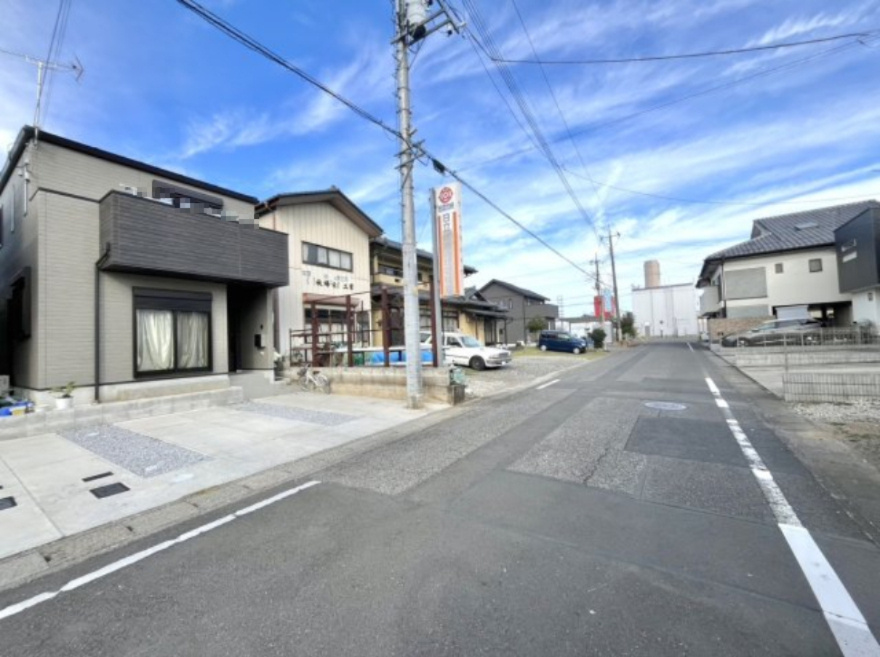 【中古戸建】太田市西本町の外観|■外観｜前面道路が広く見渡しが良いため、車の出入りやすれ違いもスムーズで日々の運転も安心して行えます♪