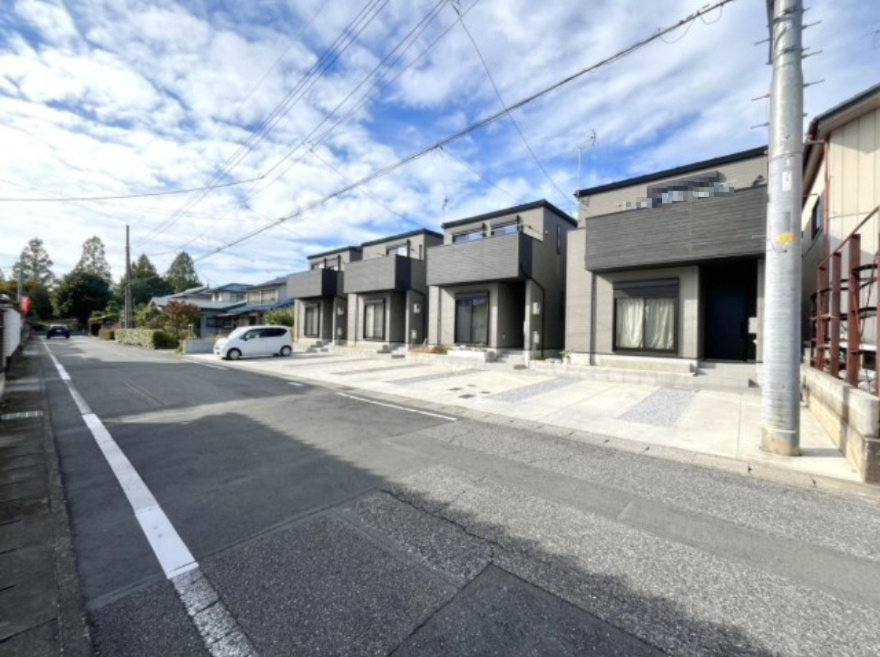 【中古戸建】太田市西本町の外観|■外観｜広々とした駐車スペースで楽々駐車可能！お買い物後もスムーズにお荷物を運べます♪