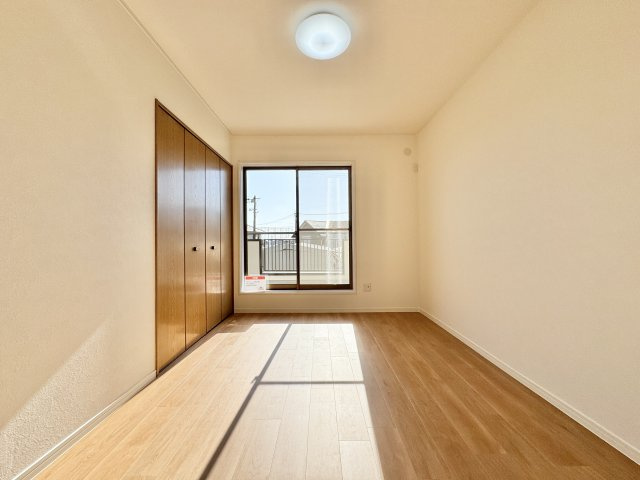 浜名区善地の洋室|建物西側　約6帖の洋室です。