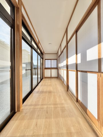 浜名区善地のその他|洗濯物干しや読書など、多目的に使える明るい縁側です。