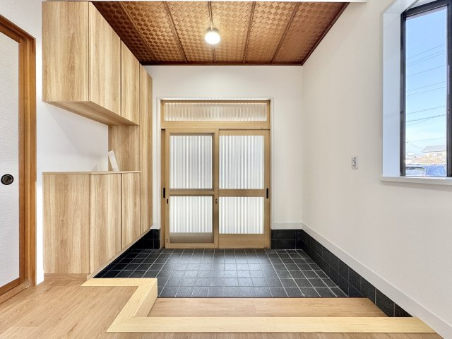 浜名区善地の玄関|木の温もりを感じる、和モダンな玄関です。