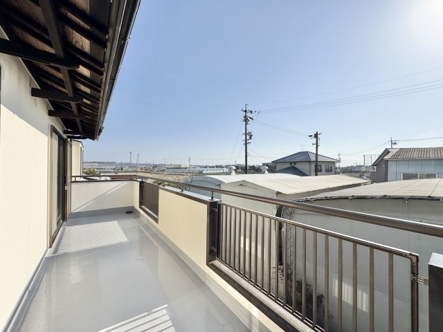 浜名区善地のバルコニー|陽当たり良好の広々バルコニー。洗濯物も気持ちよく干せます。
