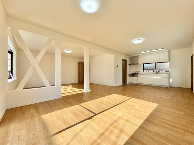 浜名区善地の居間・リビング|明るさと広さを兼ね備えた、約29帖の開放的なLDKが魅力です。