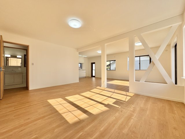 浜名区善地の居間・リビング|リビング・ダイニングをゆったり分けて使えます。家具を配置しても十分な広さがあり、子育て世帯にもおすすめです。