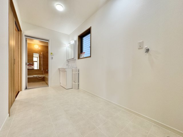 浜名区善地の独立洗面台|洗濯機や収納棚を置いても、ゆとりのある広さです。