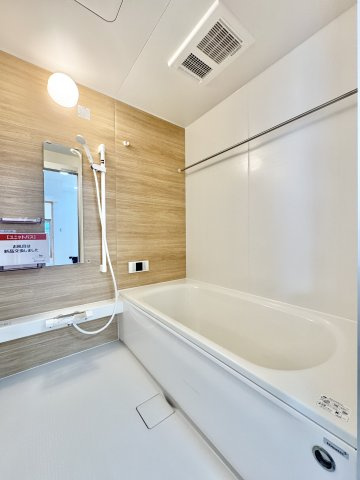 浜名区善地の浴室|木目調パネルが落ち着いた雰囲気の、清潔感あふれる浴室です。