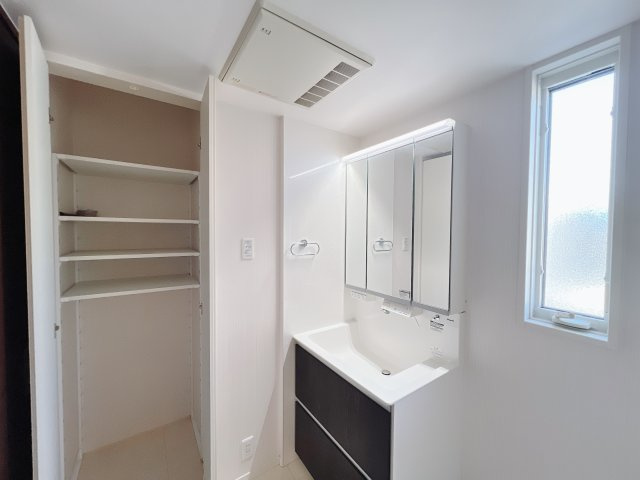 【中古戸建】太田市藪塚町　の独立洗面台|■洗面室リネンスペース