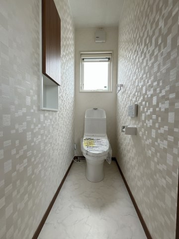 【中古戸建】太田市東矢島町のトイレ|■トイレ｜1階と2階にトイレがございます♪壁には小物を置けるスペースがあるのでトイレットペーパーのストックを置いておくのにも便利です♪写真などを飾ってもおしゃれですね♪