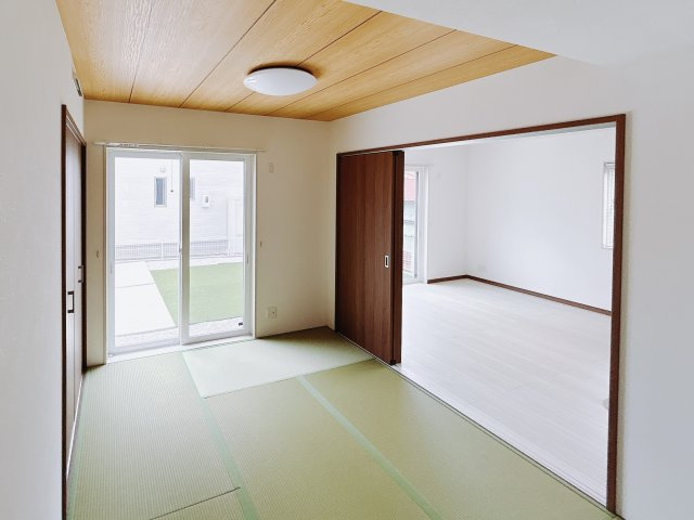 【中古戸建】太田市東矢島町の和室|■和室｜「続き間の和室」は子育て世代にこそ適しています。お子様のお昼寝スペースや、洗濯物をたたむのに便利です。客間やリビングの延長としても使えます。