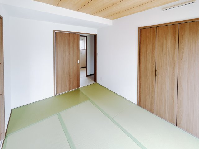【中古戸建】太田市東矢島町の和室|■和室｜和室を書斎にしたり、冬にはコタツを敷いて家族みんなで年越しをするのもいいですね。家族みんなのお気に入りの空間になります♪