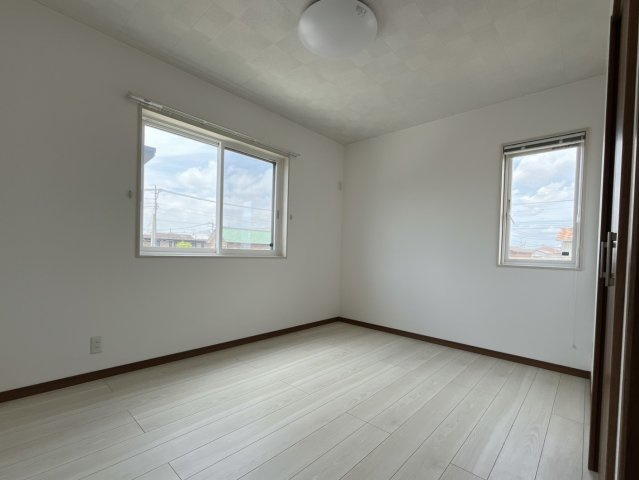 【中古戸建】太田市東矢島町の洋室|■洋室｜2階各居室には収納をご用意しています♪常にお部屋を綺麗に保てます！小さなお子様も自然とお片付けができるようになるのでうれしいですよね！