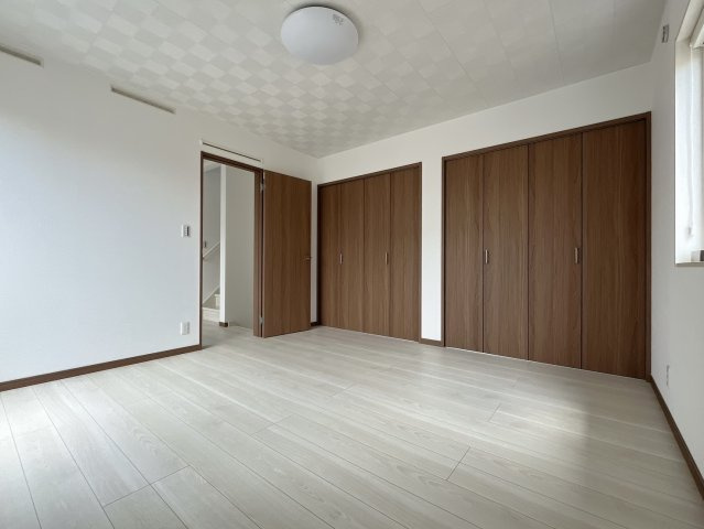 【中古戸建】太田市東矢島町の洋室|■洋室｜ベッドやテレビなどの大き目の家具を置いても余裕のある8帖の広々主寝室です♪家事やお仕事にお疲れなパパ・ママがゆっくりと過ごせる空間です♪