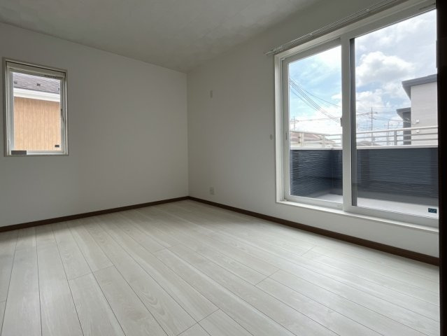 【中古戸建】太田市東矢島町の洋室|■洋室｜バルコニーにも出られる2階の一室♪お勉強などに疲れたら気晴らしもできますね♪収納も大容量で、お部屋がいつでもスッキリ片付きます＊。
