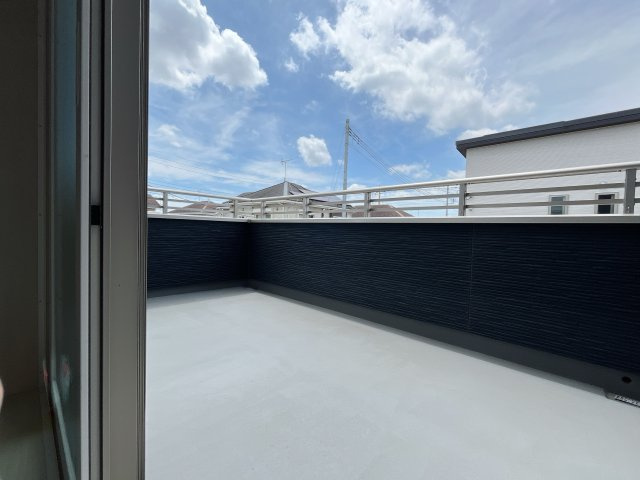 【中古戸建】太田市東矢島町のバルコニー|■バルコニー｜ワイドバルコニーは、溜め込んでしまったお洗濯物を一気に干すことができるくらいのスペースがあります。二部屋から出入り可能なのでお布団などもラクラク干せますね♪