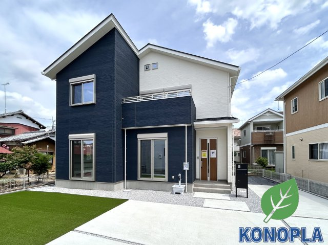 【中古戸建】太田市東矢島町の外観|■外観｜シンプルでいつまでも飽きのこないデザイン。住んでから何十年経っても時代の流行に流されず安心して住み続けられるおうちです。