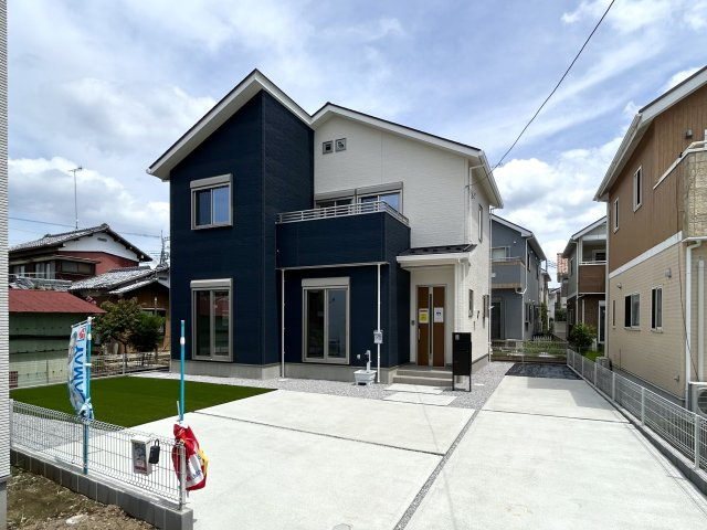 【中古戸建】太田市東矢島町の外観|■外観｜いまのアパート生活で走り回るお子さんを怒ってしまった経験はありませんか？走り回ることもジャンプすることも子どもの習性です！庭付き一戸建てならお子さまも思いっきり遊べます(^^)