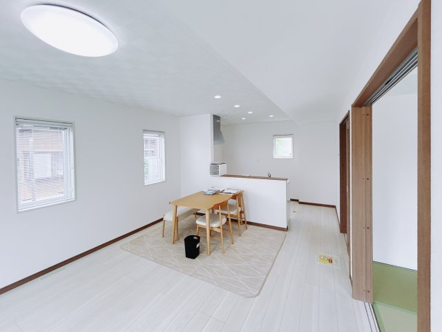 【中古戸建】太田市東矢島町の居間・リビング|■リビング｜広さ16帖の明るく開放的なリビングダイニング。お友達やご親戚を招いて、賃貸では出来なかったホームパーティーができます。