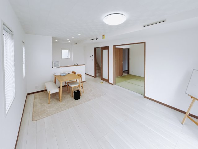 【中古戸建】太田市東矢島町の居間・リビング|■リビング｜時の流れと共に陽射しは装いを変え空間に新たな彩りを与えます。一日中家に居ても飽きることなく過ごすことができる素敵な空間です♪