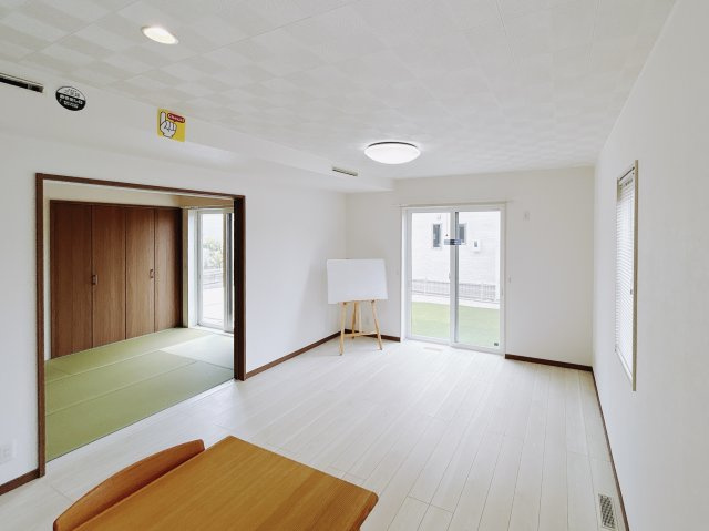 【中古戸建】太田市東矢島町の居間・リビング|■リビング｜キッチンからの眺望です。リビングダイニングで寛ぐご家族の様子も、和室でお昼寝中のお子様の様子も見ることができる「絆を深めるプランニング」です( ＾＾ )