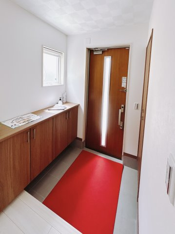 【中古戸建】太田市東矢島町の玄関|■玄関｜毎日の「いってらっしゃい」や「お帰りなさい」を大切なご家族と過ごす玄関は〈使いやすさ〉を追求しております。玄関横の物入は急な来客時でもさっとお片付けできるスペースを確保しています。