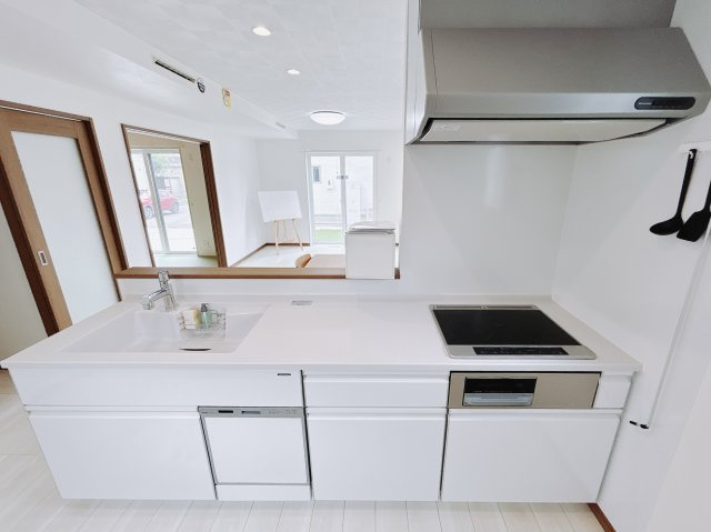 【中古戸建】太田市東矢島町のキッチン|■キッチン｜お料理をしながら会話も弾むカウンターキッチン。出来上がったお料理をカウンター越しからお子様に運んでもらったりと、お手伝いも楽しくしてもらえることができます♪