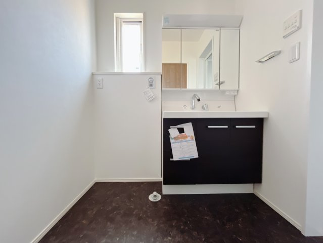 【新築戸建】太田市飯塚町の独立洗面台|■洗面室｜大きな鏡で朝の身支度もラクラク♪毎日の忙しい準備が楽しくなる洗面所です(^^♪