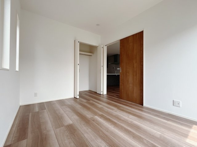 【新築戸建】太田市飯塚町の洋室|■1階洋室｜お子様の一人部屋にピッタリな洋室。木のぬくもりを感じるフローリングは、天然木の味わいが時とともに深みを増していきます。また、傷にも強く、フリーワックスでお手入れもラクラクです♪
