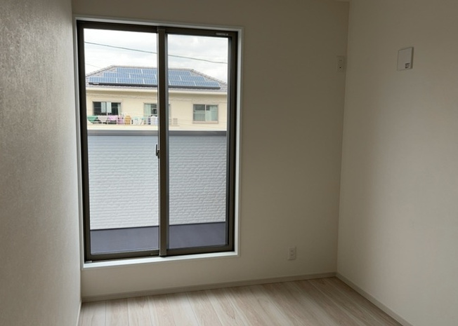【寝室】 | 寝室でゆっくりと過ごすためにはベッド周りの適度な空間を担保することや窓の位置、照明の明るさ、寝室の広さなどを考える必要があります。自身や家族の構成とライフスタイルに併せて寝室にする部屋を選びましょう！