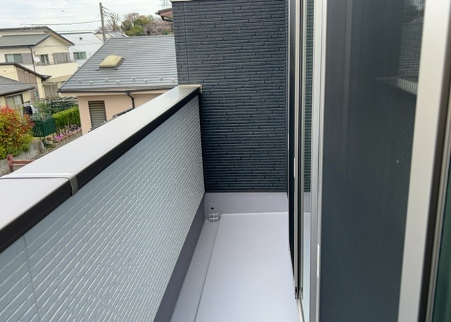 【バルコニー】 | バルコニーは、室外の専用スペースのうち、「屋根がなく開放された空間」であるものを指します。ベランダより広いタイプのものが多く、日当たりもよいため家庭菜園などを楽しみたい人にとって適した環境となります。