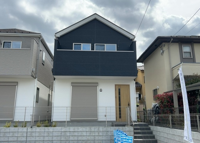 【外観】 | ついに完成致しました！現地をご見学に行く際は、道路の幅や周辺の交通量、施設などをご確認頂くことをおすすめします！物件の流れが早いため、内見をしたい方はお早めに当社営業までお問い合わせ頂きご予約下さい！